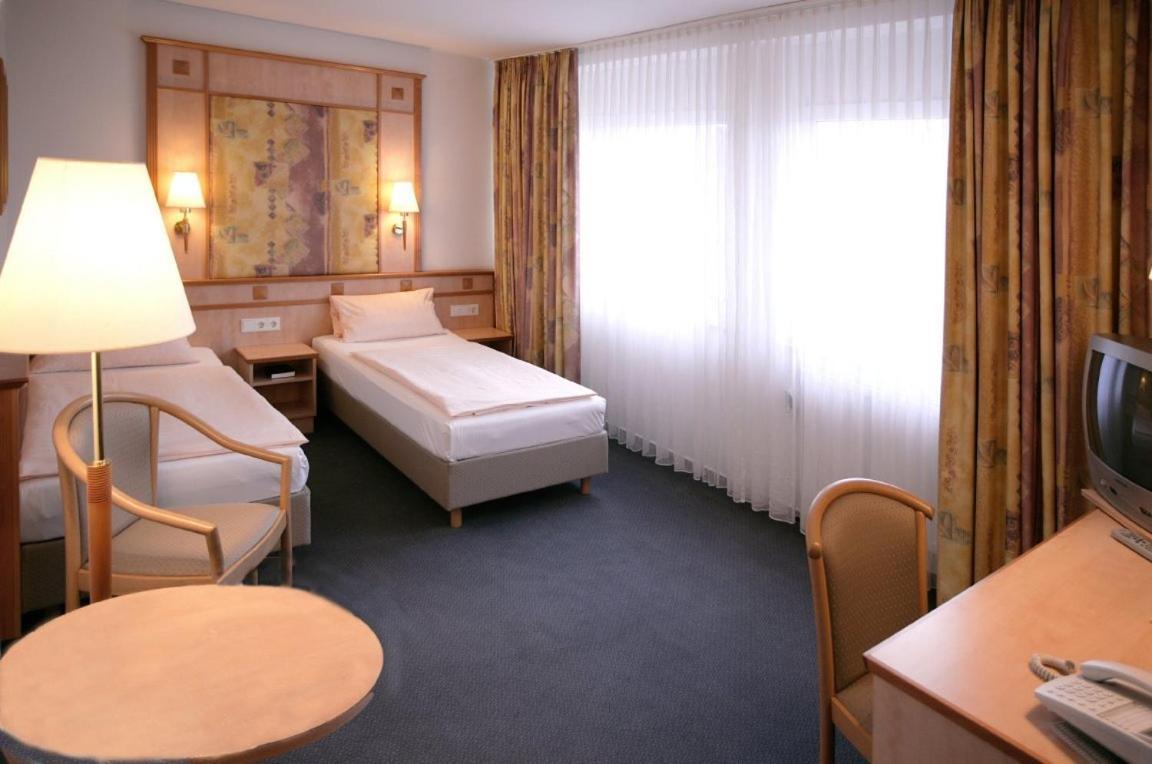 Hotel Wetterau - Self-Check-In Wölfersheim Exteriör bild